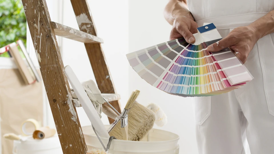 Artisan peintre en bâtiment au travail, Roulo Peinture