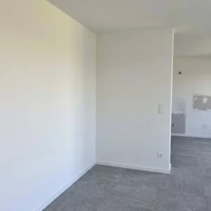 Préparation minutieuse d'un mur avant application de la peinture